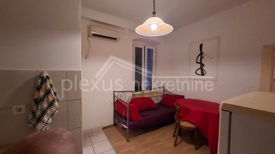 Prodajemo  dvosoban stan &lpar;56M2&rpar; u kamenoj ku&cacute;i  u centru grada na prvom katu sa pripadaju&cacute;om garsonijerom  &lpar;10m2&rpar; isklju&ccaron;ivo za stanovanje ili godi&scaron;nji najam