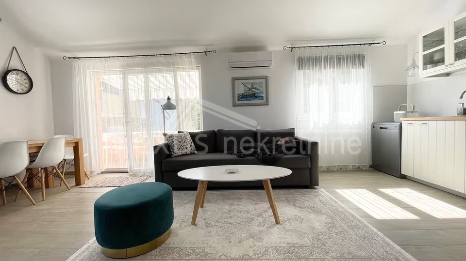 &Scaron;olta&comma; Stomorska&colon; Trosoban stan - apartman s parkingom