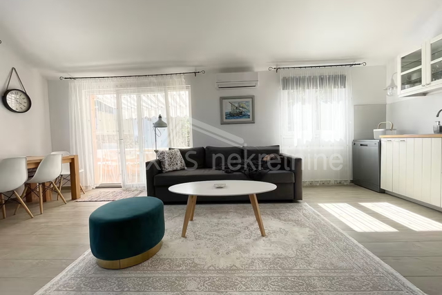 Šolta, Stomorska: Trosoban stan - apartman s parkingom