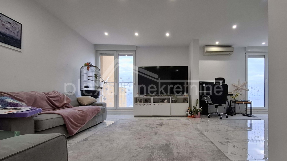 Three-bedroom apartment with parking space: Split, Mertojak, 96 m2