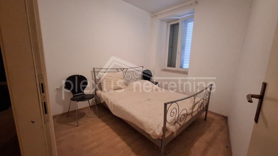 Prodajemo  dvosoban stan &lpar;56M2&rpar; u kamenoj ku&cacute;i  u centru grada na prvom katu sa pripadaju&cacute;om garsonijerom  &lpar;10m2&rpar; isklju&ccaron;ivo za stanovanje ili godi&scaron;nji najam