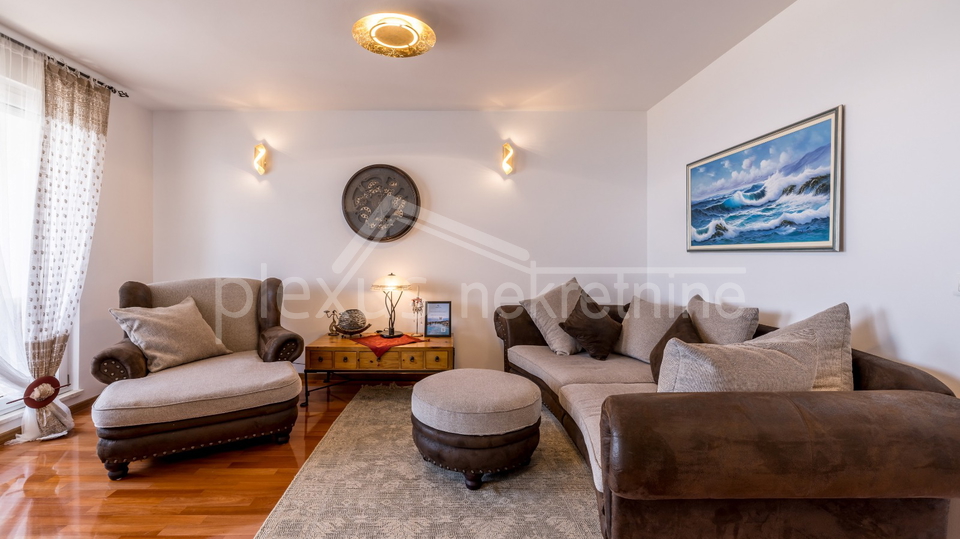 Prvi red do mora s prekrasnim pogledom i zatvorenom garažom