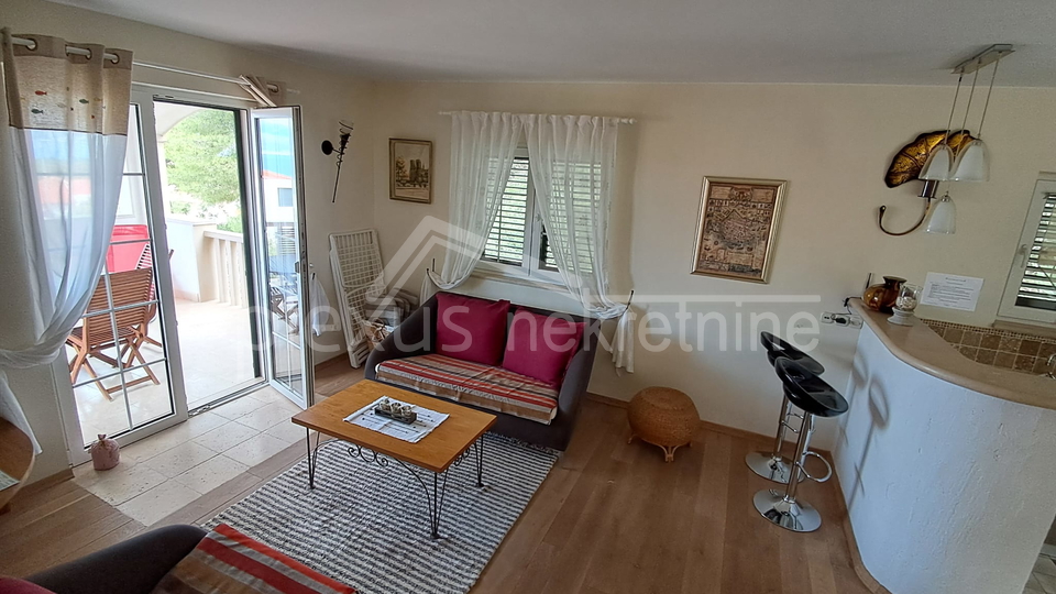 KUĆA S POGLEDOM NA MORE. TRI APARTMANA I PARKINGOM PRODAJE SE !