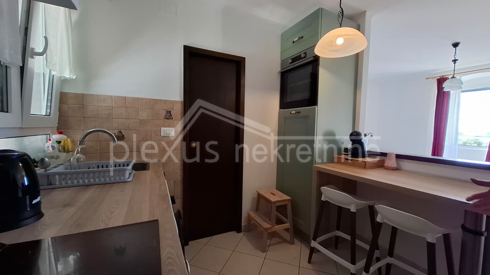 Apartman prvi red uz more prodajem ili mijenjam za ve&cacute;i u Splitu
