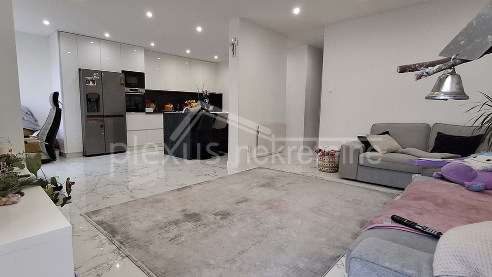 Three-bedroom apartment with parking space: Split, Mertojak, 96 m2