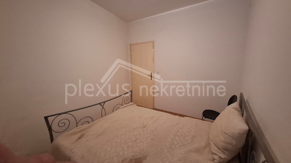 Prodajemo  dvosoban stan &lpar;56M2&rpar; u kamenoj ku&cacute;i  u centru grada na prvom katu sa pripadaju&cacute;om garsonijerom  &lpar;10m2&rpar; isklju&ccaron;ivo za stanovanje ili godi&scaron;nji najam