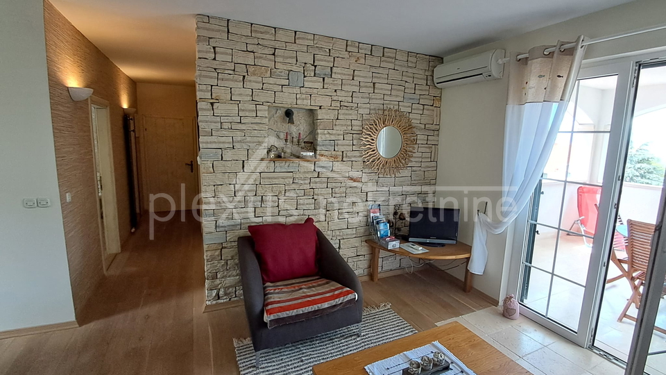 KUĆA S POGLEDOM NA MORE. TRI APARTMANA I PARKINGOM PRODAJE SE !