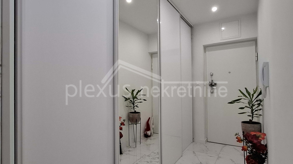 Three-bedroom apartment with parking space: Split, Mertojak, 96 m2