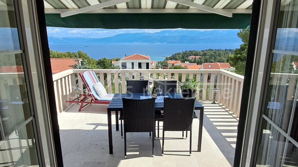 KUĆA S POGLEDOM NA MORE. TRI APARTMANA I PARKINGOM PRODAJE SE !