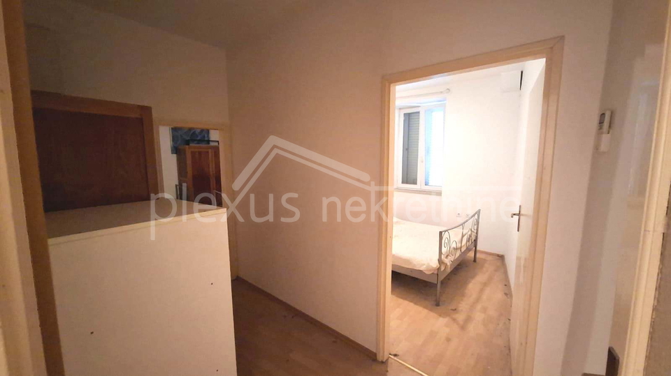 Prodajemo  dvosoban stan &lpar;56M2&rpar; u kamenoj ku&cacute;i  u centru grada na prvom katu sa pripadaju&cacute;om garsonijerom  &lpar;10m2&rpar; isklju&ccaron;ivo za stanovanje ili godi&scaron;nji najam