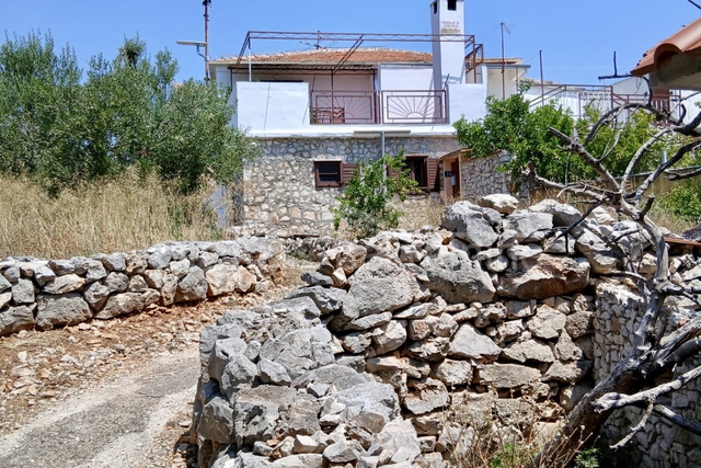 KUĆA SA OKUĆNICOM - DRVENIK MALI