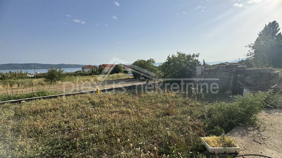 Gra&dstrok;evinsko zemlji&scaron;te Ka&scaron;tel Su&cacute;urac