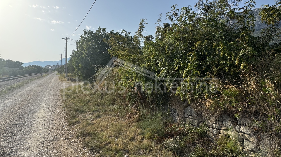 Gra&dstrok;evinsko zemlji&scaron;te Ka&scaron;tel Su&cacute;urac