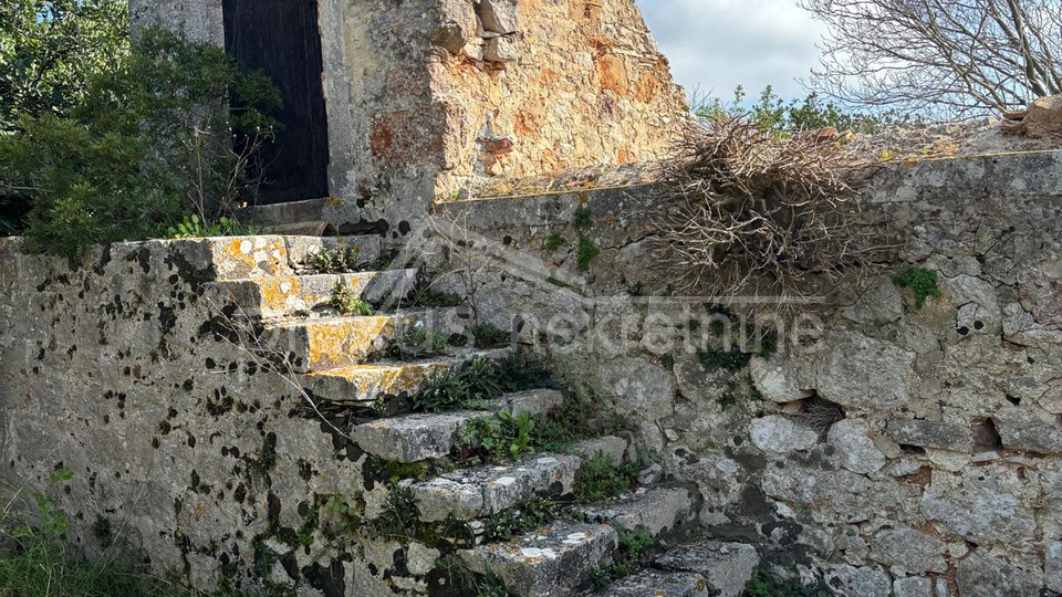 Kamena ku&cacute;a s oku&cacute;nicom - otok Vis&comma; 79 m2