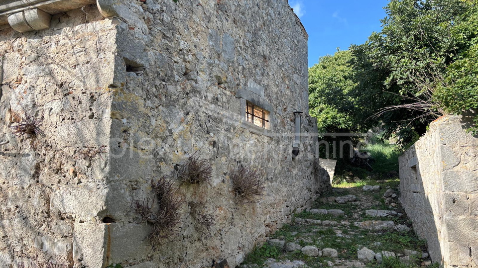 Kamena ku&cacute;a s oku&cacute;nicom - otok Vis&comma; 79 m2