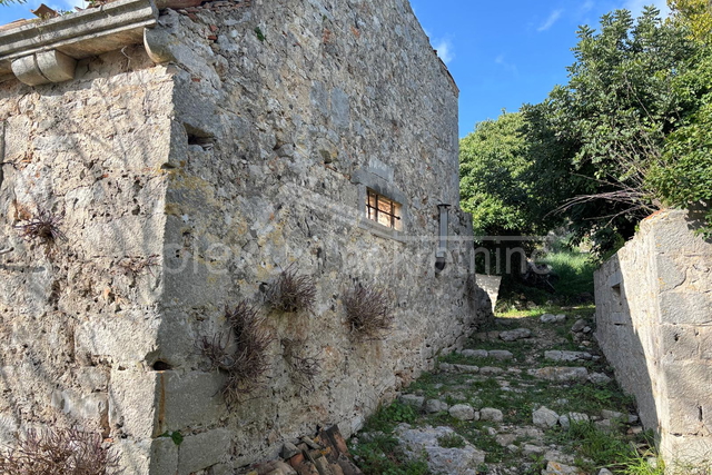 Kamena kuća s okućnicom - otok Vis, 79 m2
