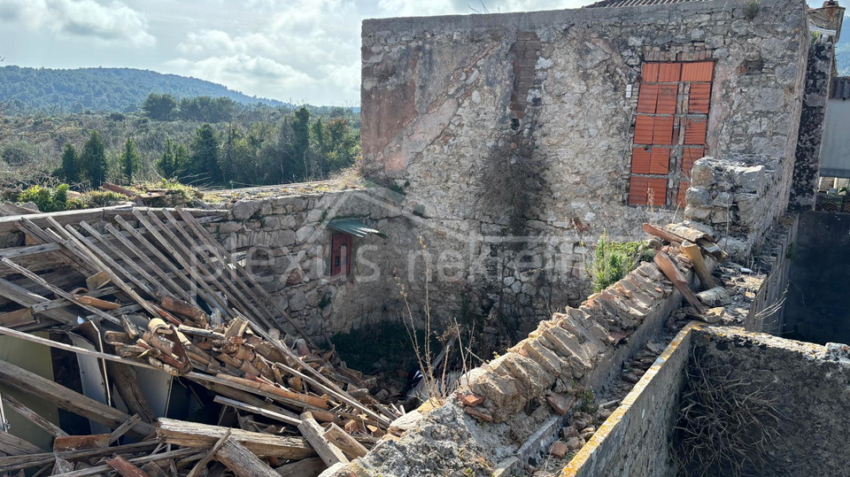 Kamena ku&cacute;a s oku&cacute;nicom - otok Vis&comma; 79 m2
