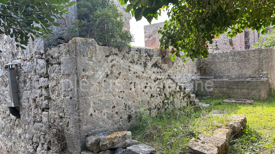 Kamena ku&cacute;a s oku&cacute;nicom - otok Vis&comma; 79 m2