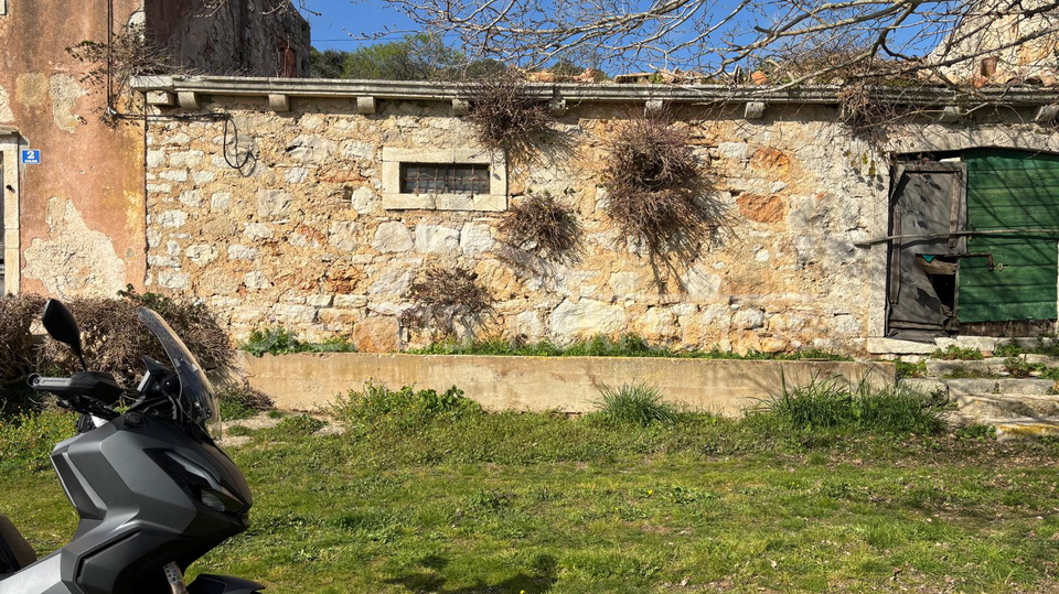 Kamena ku&cacute;a s oku&cacute;nicom - otok Vis&comma; 79 m2