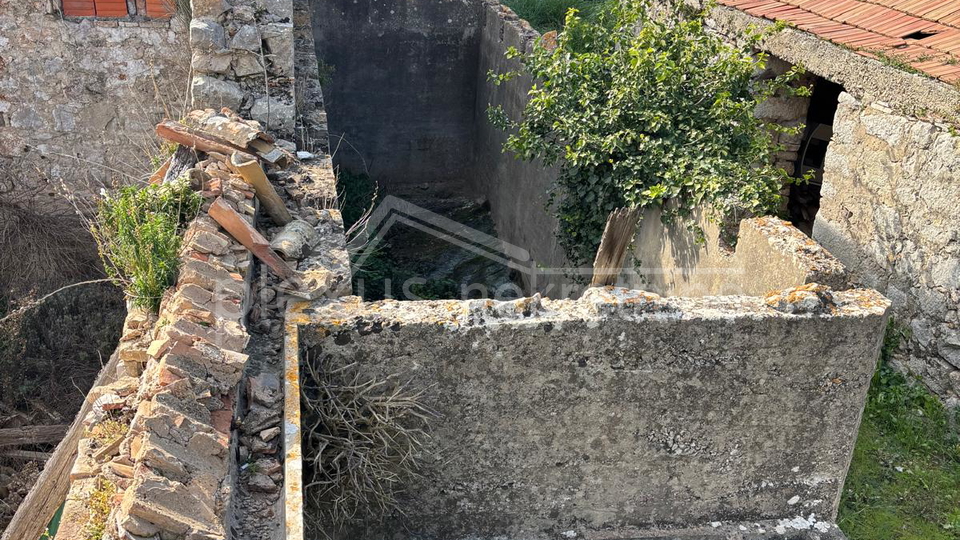 Kamena ku&cacute;a s oku&cacute;nicom - otok Vis&comma; 79 m2