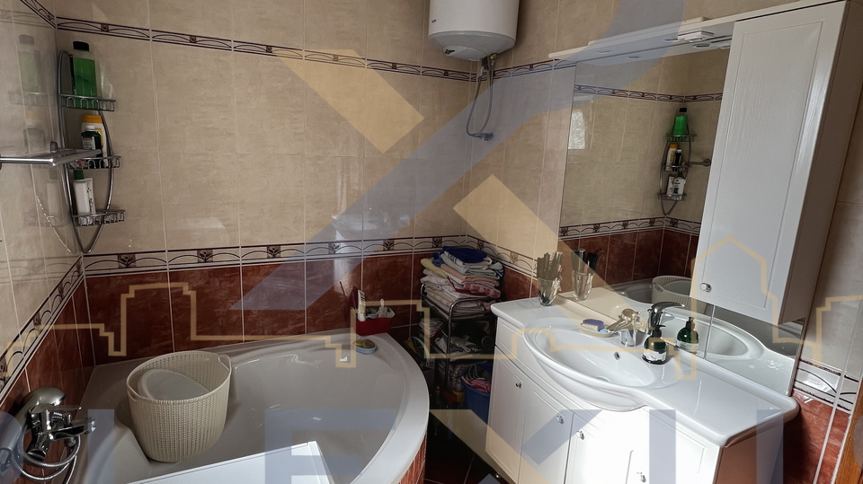 PRODAJA JEDNOSOBNOG STANA MAKARSKA- 67&period;30m2