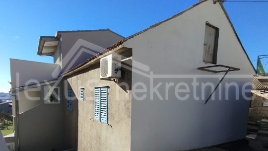 Obiteljska dvoeta&zcaron;na ku&cacute;a s konobom&colon; Solin&comma; Nin&ccaron;evi&cacute;i&comma; 100 m2