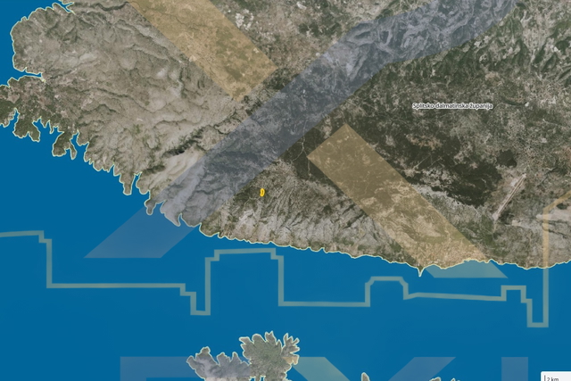 Prodaje se  zemljište kvadratnog oblika uz asfaltirani put , moguća gradnja uz OPG