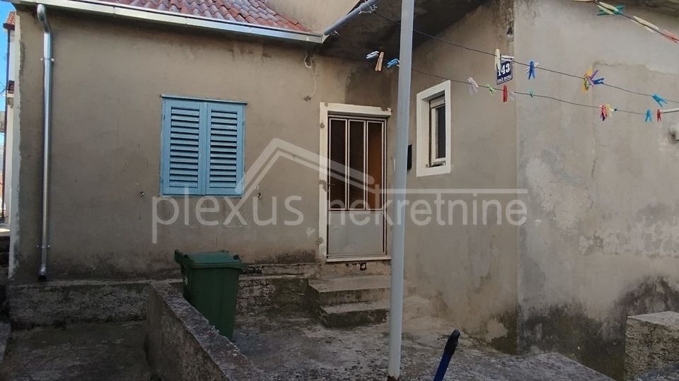 Obiteljska dvoeta&zcaron;na ku&cacute;a s konobom&colon; Solin&comma; Nin&ccaron;evi&cacute;i&comma; 100 m2
