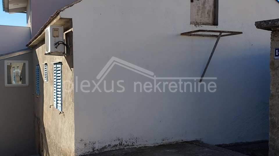 Obiteljska dvoeta&zcaron;na ku&cacute;a s konobom&colon; Solin&comma; Nin&ccaron;evi&cacute;i&comma; 100 m2