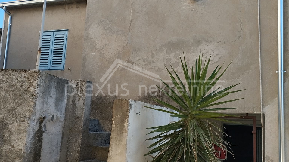 Obiteljska dvoeta&zcaron;na ku&cacute;a s konobom&colon; Solin&comma; Nin&ccaron;evi&cacute;i&comma; 100 m2