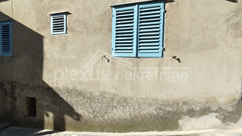 Obiteljska dvoeta&zcaron;na ku&cacute;a s konobom&colon; Solin&comma; Nin&ccaron;evi&cacute;i&comma; 100 m2