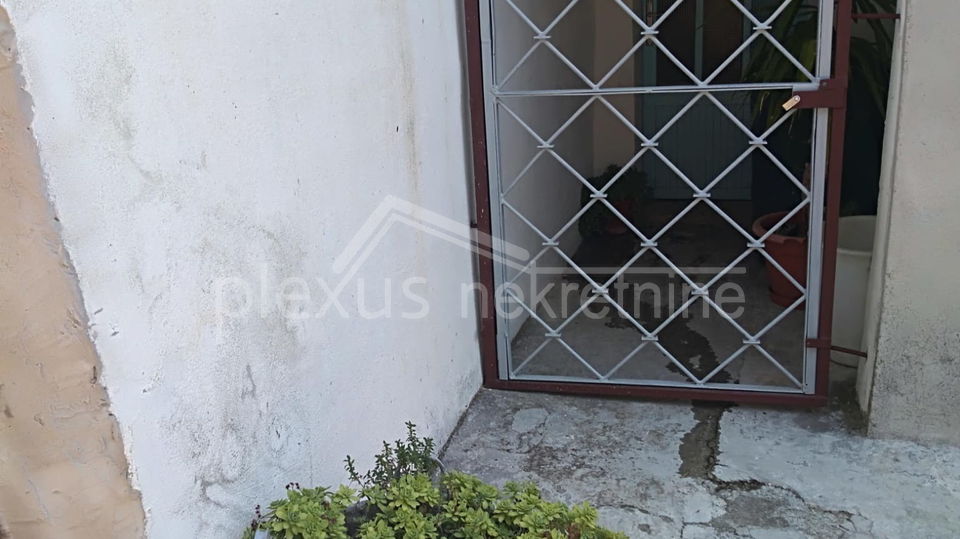 Obiteljska dvoeta&zcaron;na ku&cacute;a s konobom&colon; Solin&comma; Nin&ccaron;evi&cacute;i&comma; 100 m2