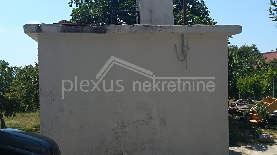 Obiteljska dvoeta&zcaron;na ku&cacute;a s konobom&colon; Solin&comma; Nin&ccaron;evi&cacute;i&comma; 100 m2