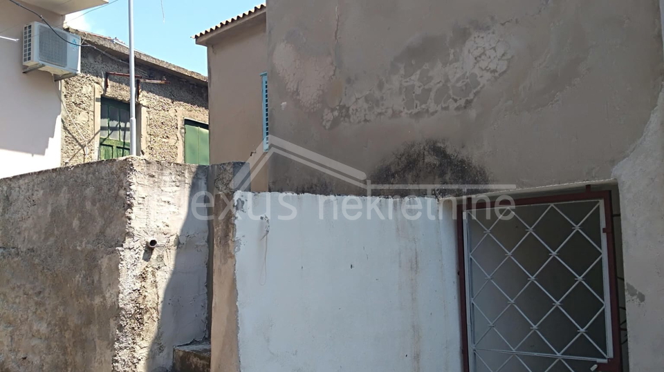 Obiteljska dvoeta&zcaron;na ku&cacute;a s konobom&colon; Solin&comma; Nin&ccaron;evi&cacute;i&comma; 100 m2