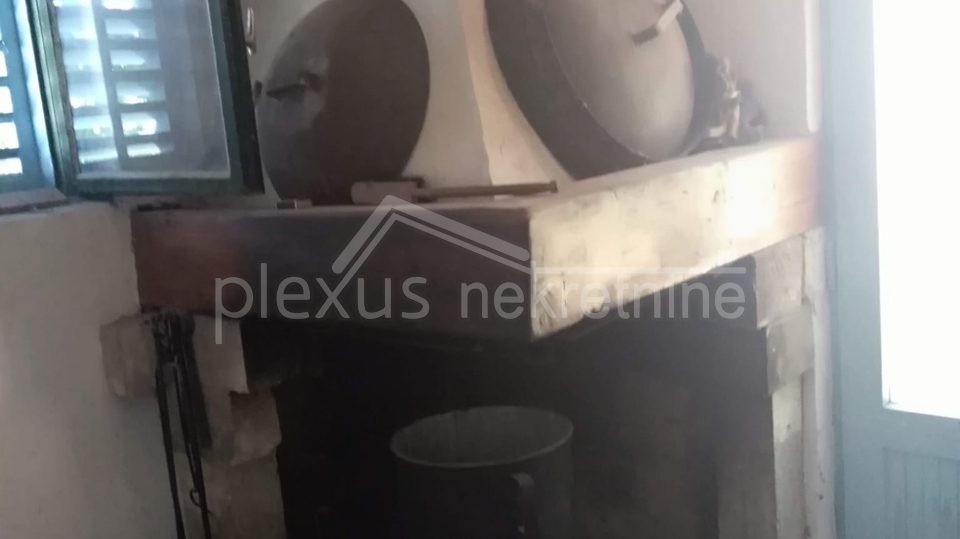 Obiteljska dvoeta&zcaron;na ku&cacute;a s konobom&colon; Solin&comma; Nin&ccaron;evi&cacute;i&comma; 100 m2