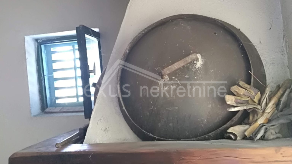 Obiteljska dvoeta&zcaron;na ku&cacute;a s konobom&colon; Solin&comma; Nin&ccaron;evi&cacute;i&comma; 100 m2