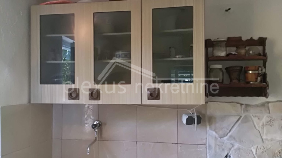 Obiteljska dvoeta&zcaron;na ku&cacute;a s konobom&colon; Solin&comma; Nin&ccaron;evi&cacute;i&comma; 100 m2