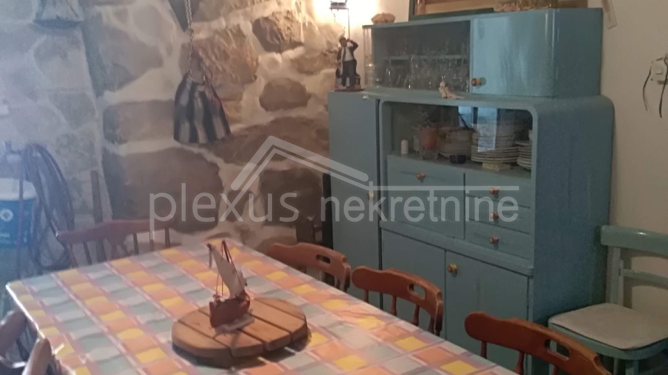 Obiteljska dvoeta&zcaron;na ku&cacute;a s konobom&colon; Solin&comma; Nin&ccaron;evi&cacute;i&comma; 100 m2