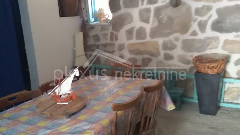 Obiteljska dvoeta&zcaron;na ku&cacute;a s konobom&colon; Solin&comma; Nin&ccaron;evi&cacute;i&comma; 100 m2