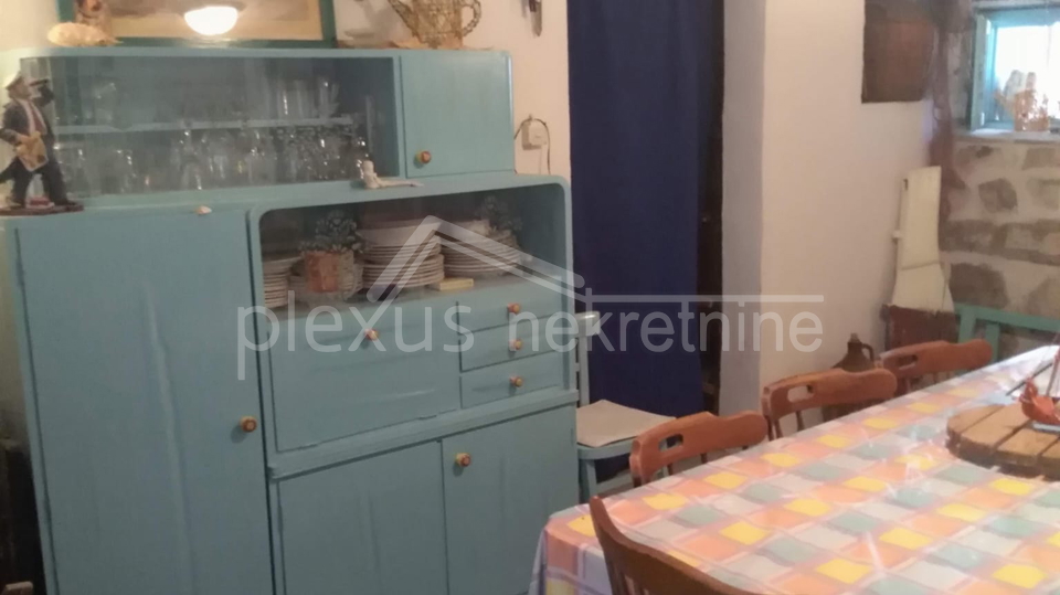 Obiteljska dvoeta&zcaron;na ku&cacute;a s konobom&colon; Solin&comma; Nin&ccaron;evi&cacute;i&comma; 100 m2