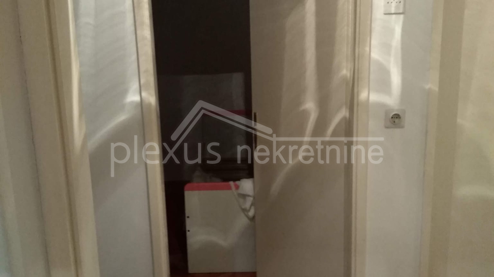 Obiteljska dvoeta&zcaron;na ku&cacute;a s konobom&colon; Solin&comma; Nin&ccaron;evi&cacute;i&comma; 100 m2