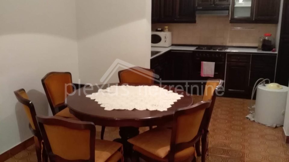 Obiteljska dvoeta&zcaron;na ku&cacute;a s konobom&colon; Solin&comma; Nin&ccaron;evi&cacute;i&comma; 100 m2