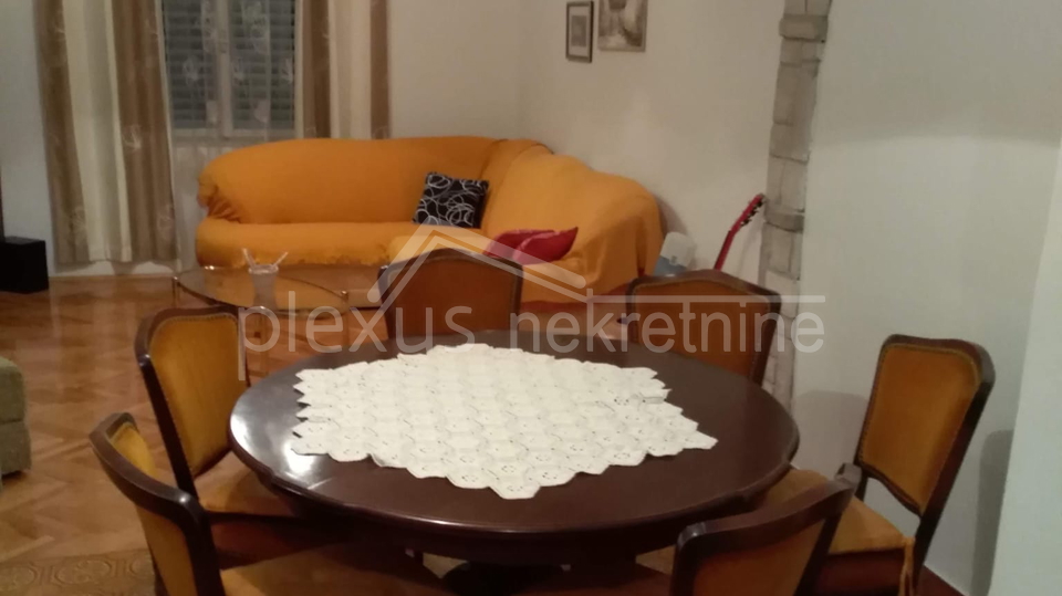 Obiteljska dvoeta&zcaron;na ku&cacute;a s konobom&colon; Solin&comma; Nin&ccaron;evi&cacute;i&comma; 100 m2