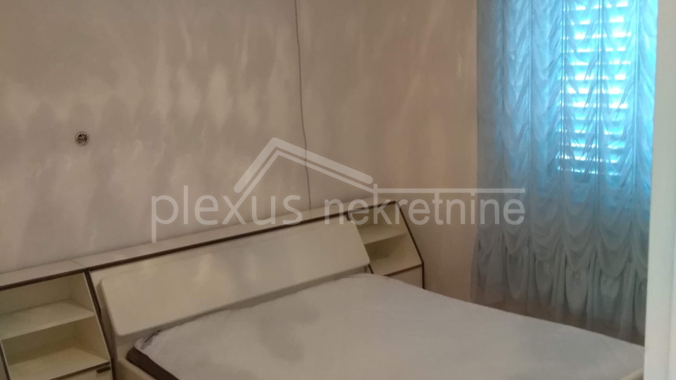 Obiteljska dvoeta&zcaron;na ku&cacute;a s konobom&colon; Solin&comma; Nin&ccaron;evi&cacute;i&comma; 100 m2