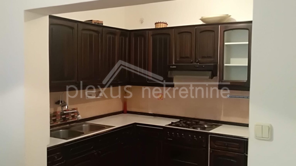 Obiteljska dvoeta&zcaron;na ku&cacute;a s konobom&colon; Solin&comma; Nin&ccaron;evi&cacute;i&comma; 100 m2