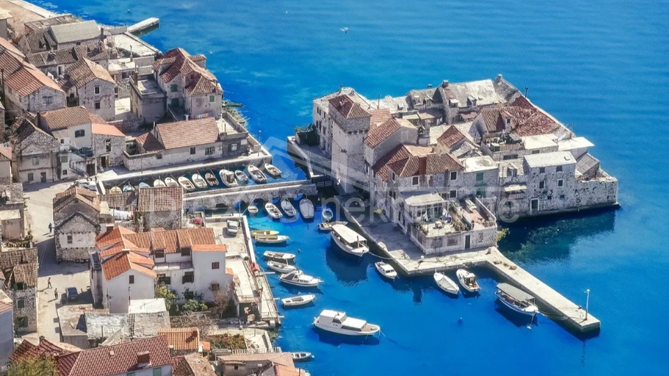 Kaštel gomilica. manja stambena zgrada