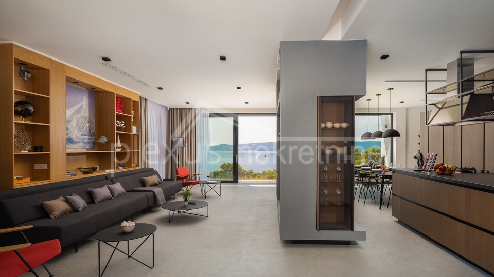 Villa with pool - new construction