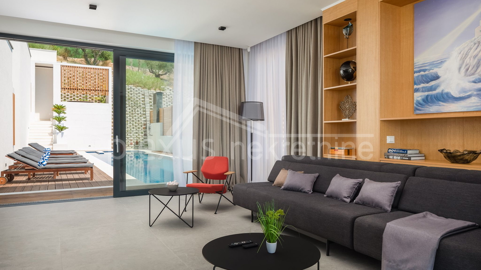 Villa with pool - new construction
