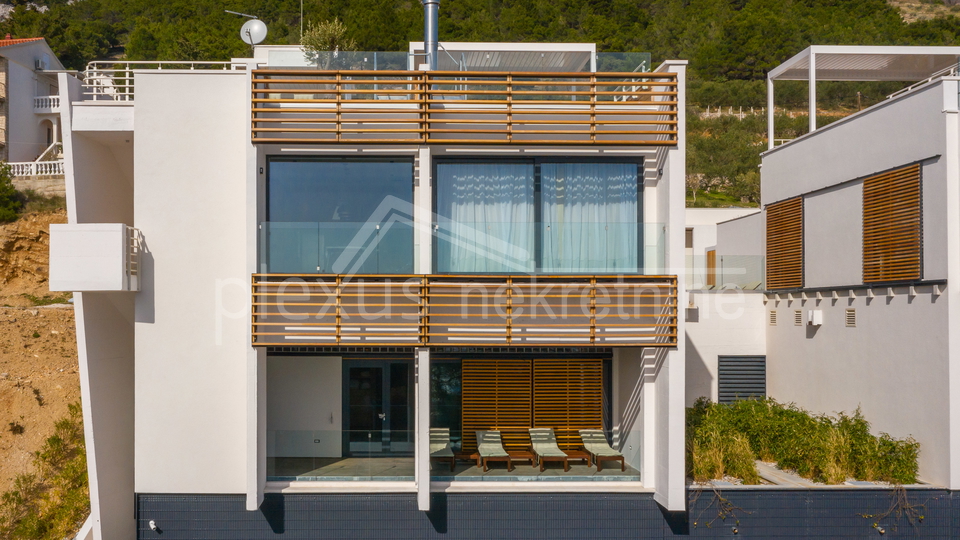 Villa with pool - new construction