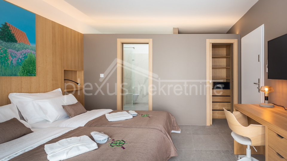 Villa with pool - new construction